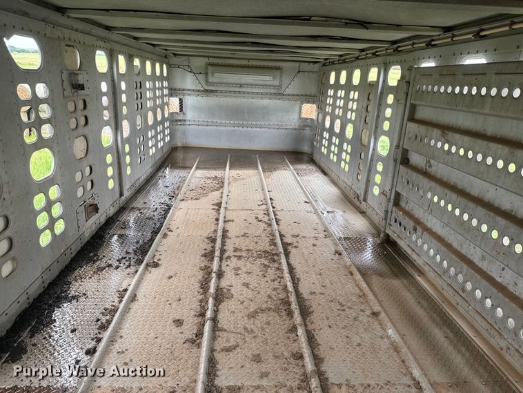 image for item EJ2804 1988 Wilson PSDCL-206 livestock trailer