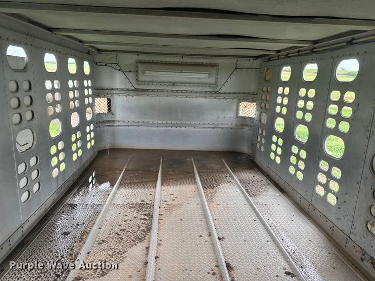image for item EJ2804 1988 Wilson PSDCL-206 livestock trailer