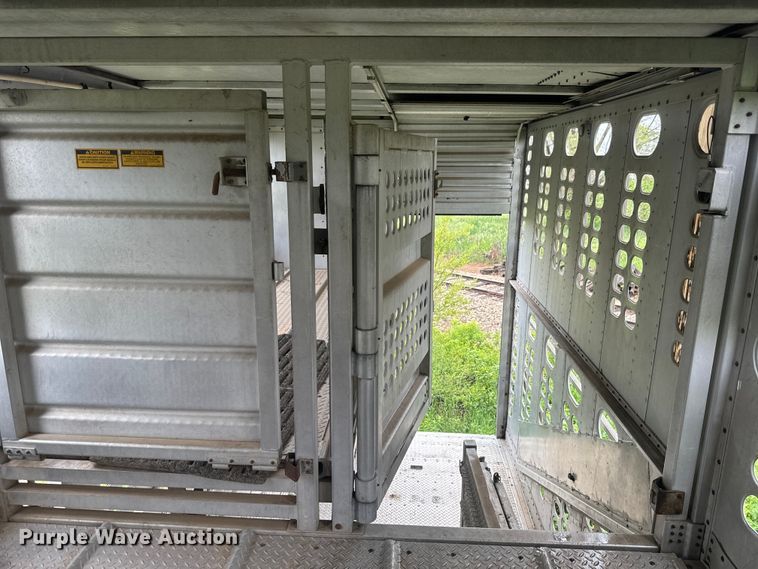 image for item EJ2804 1988 Wilson PSDCL-206 livestock trailer