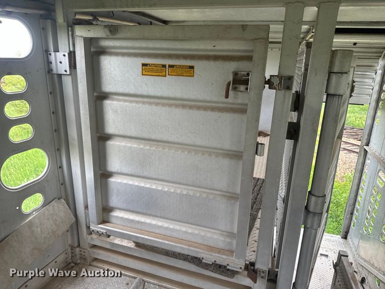 image for item EJ2804 1988 Wilson PSDCL-206 livestock trailer