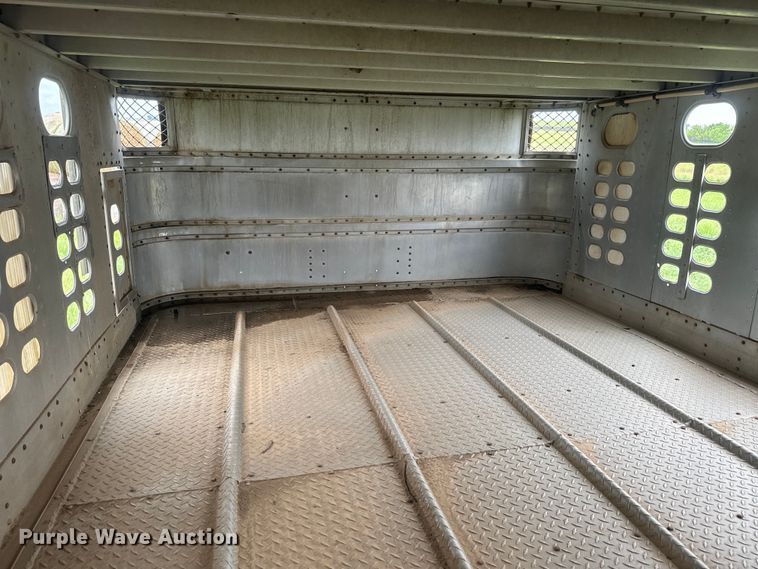 image for item EJ2804 1988 Wilson PSDCL-206 livestock trailer