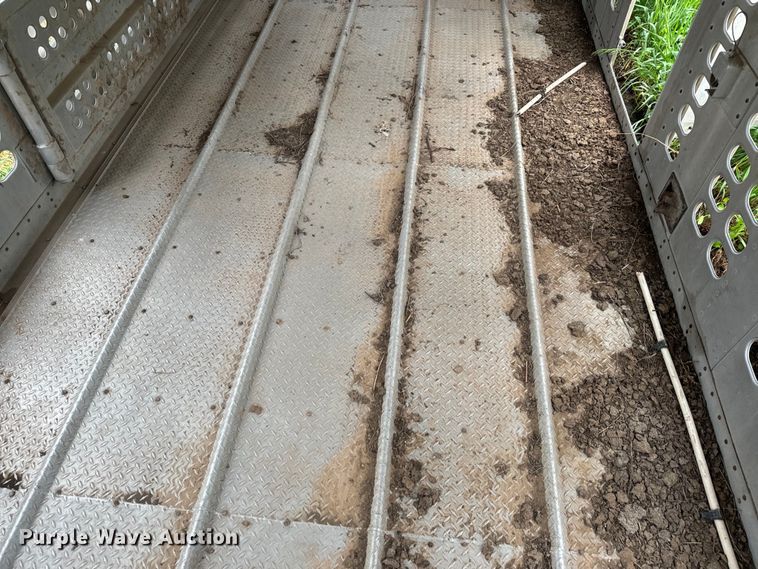 image for item EJ2804 1988 Wilson PSDCL-206 livestock trailer