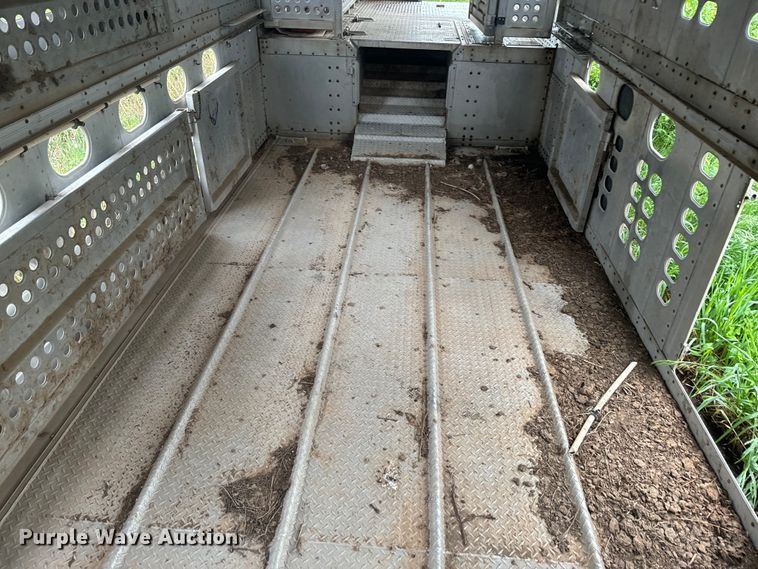 image for item EJ2804 1988 Wilson PSDCL-206 livestock trailer