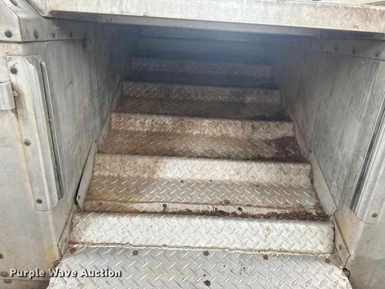 image for item EJ2804 1988 Wilson PSDCL-206 livestock trailer