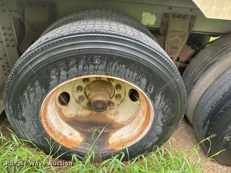 image for item EJ2804 1988 Wilson PSDCL-206 livestock trailer