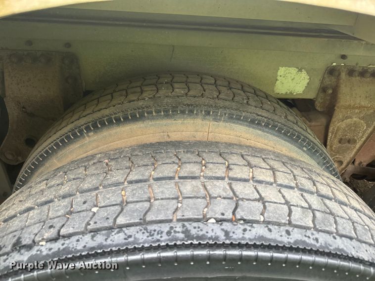 image for item EJ2804 1988 Wilson PSDCL-206 livestock trailer