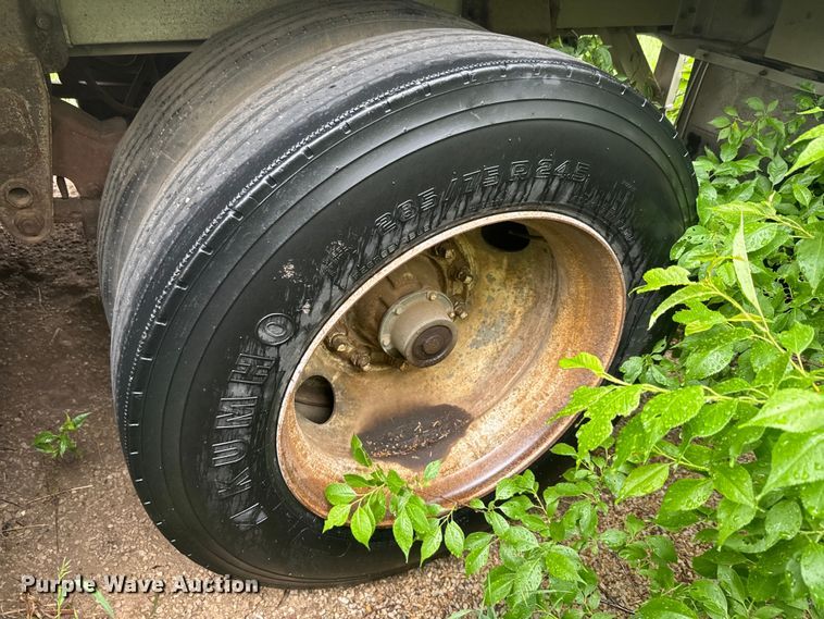 image for item EJ2804 1988 Wilson PSDCL-206 livestock trailer