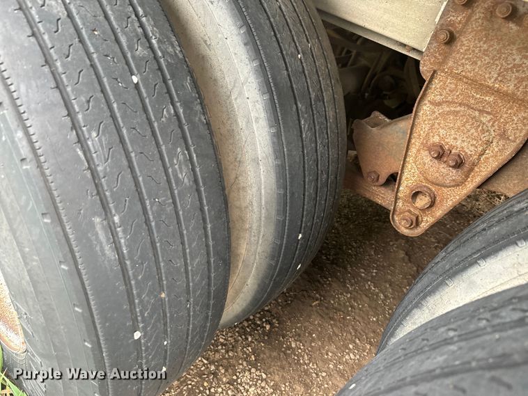 image for item EJ2804 1988 Wilson PSDCL-206 livestock trailer