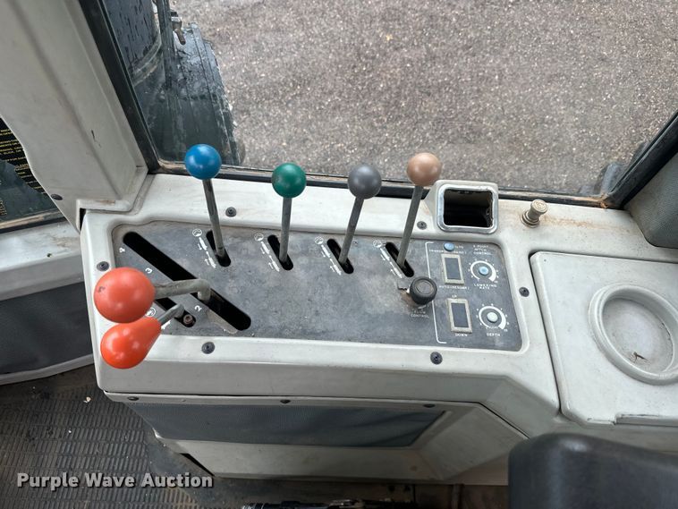 image for item EJ2805 1988 Versatile 846 4WD tractor