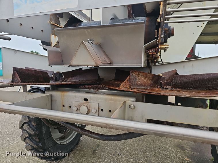 image for item EJ5378 2000 Case SPX3200B spreader