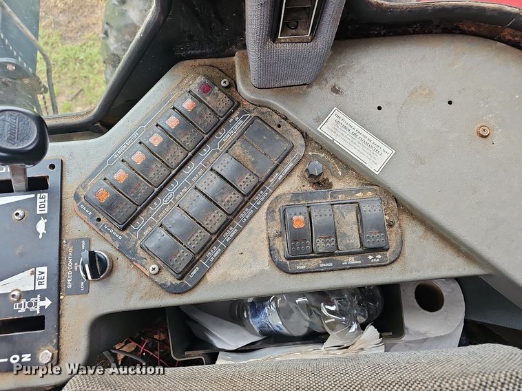 image for item EJ5378 2000 Case SPX3200B spreader