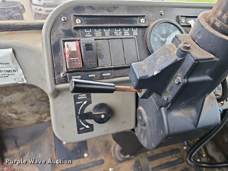 image for item EJ5378 2000 Case SPX3200B spreader