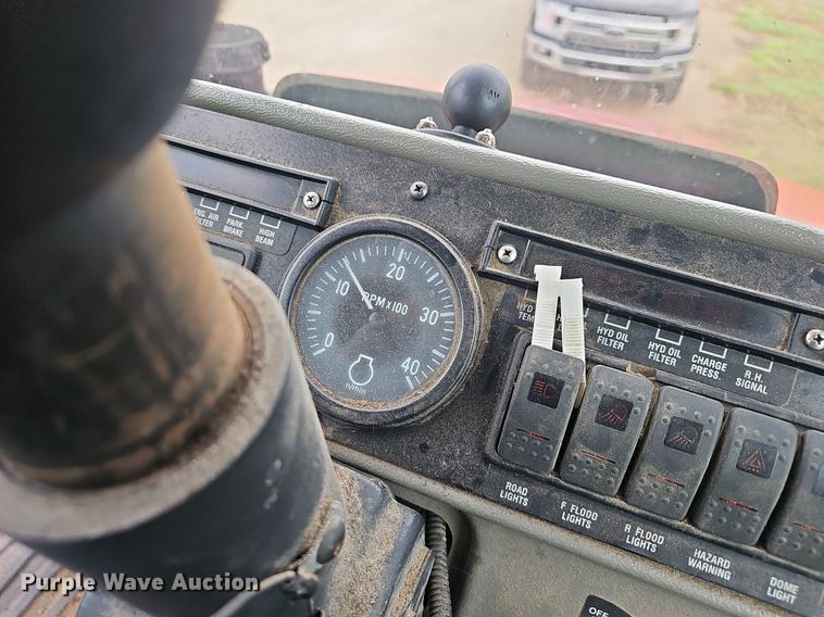 image for item EJ5378 2000 Case SPX3200B spreader