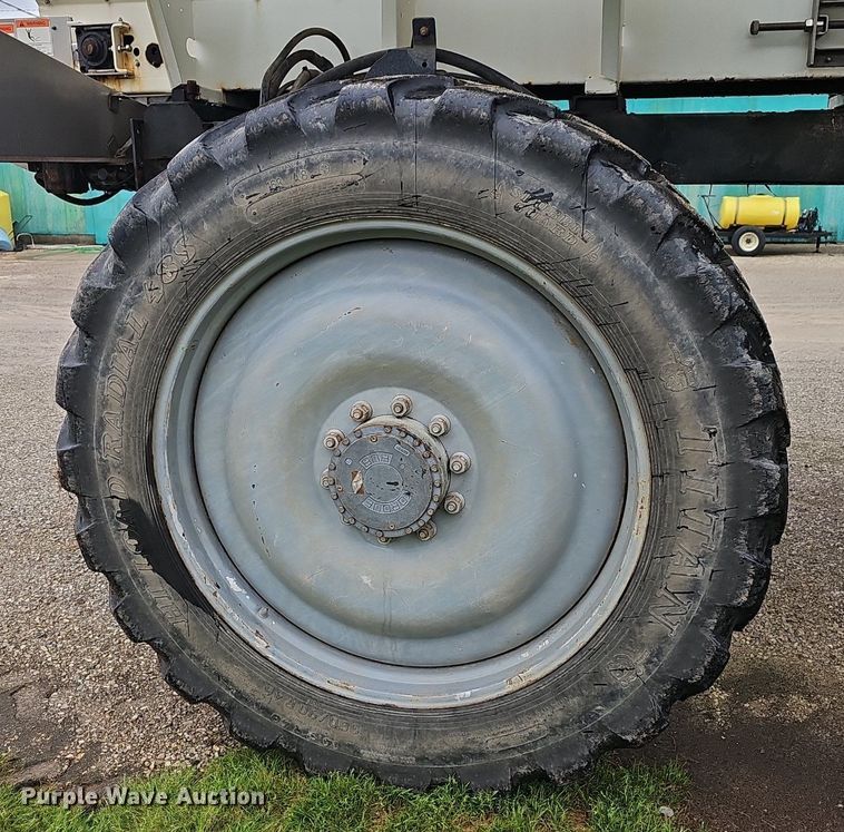 image for item EJ5378 2000 Case SPX3200B spreader