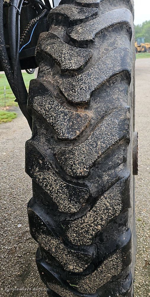 image for item EJ5378 2000 Case SPX3200B spreader