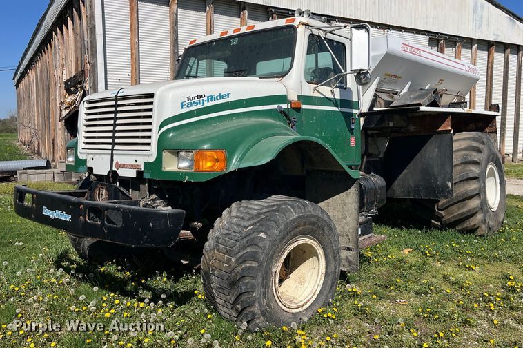 image for item LD9430 1990 International  4900 spreader truck