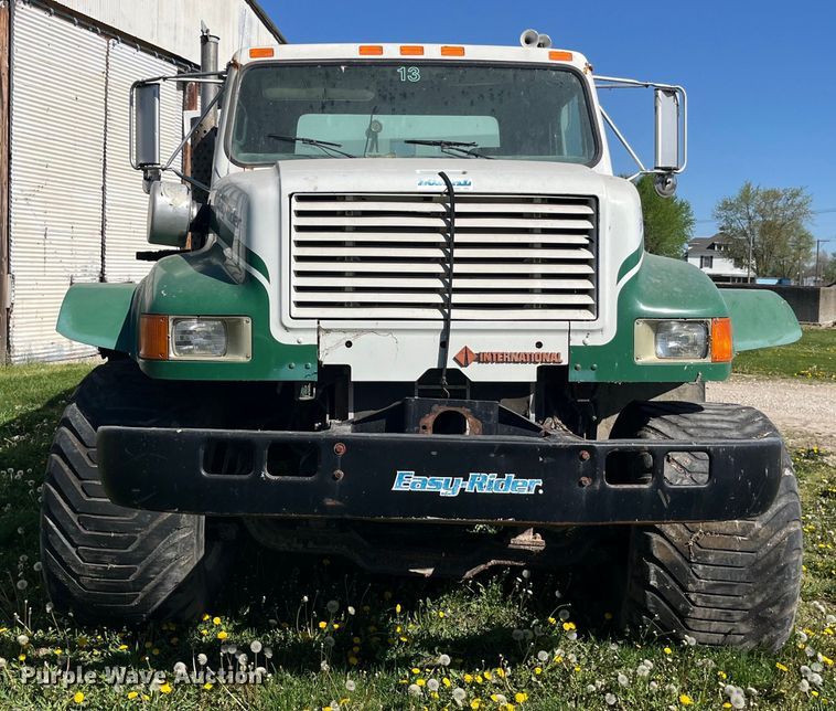 image for item LD9430 1990 International  4900 spreader truck