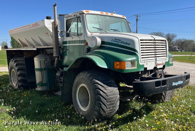 image for item LD9430 1990 International  4900 spreader truck