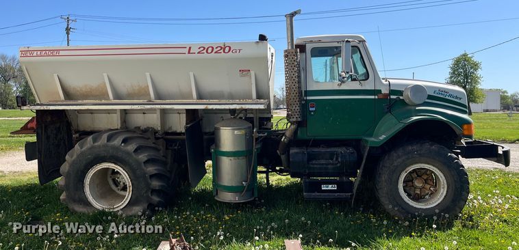 image for item LD9430 1990 International  4900 spreader truck