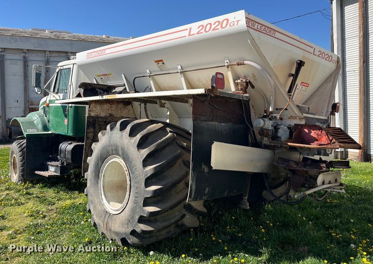 image for item LD9430 1990 International  4900 spreader truck