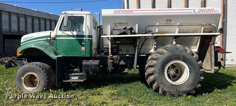 image for item LD9430 1990 International  4900 spreader truck