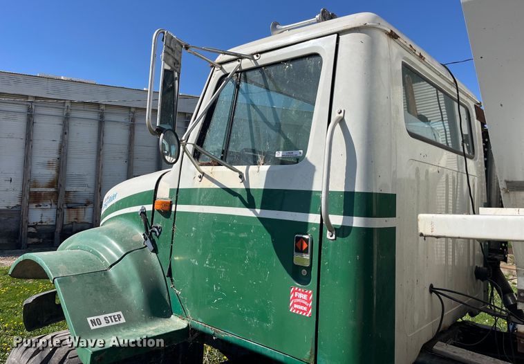 image for item LD9430 1990 International  4900 spreader truck