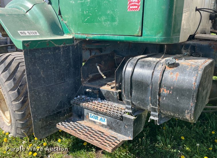 image for item LD9430 1990 International  4900 spreader truck