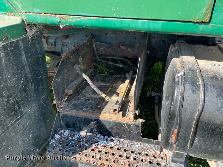 image for item LD9430 1990 International  4900 spreader truck