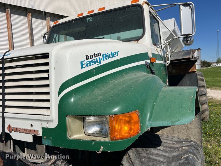 image for item LD9430 1990 International  4900 spreader truck