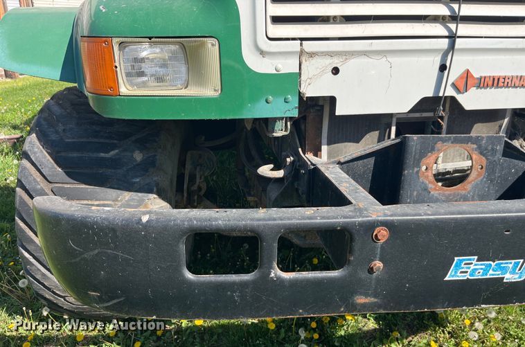 image for item LD9430 1990 International  4900 spreader truck