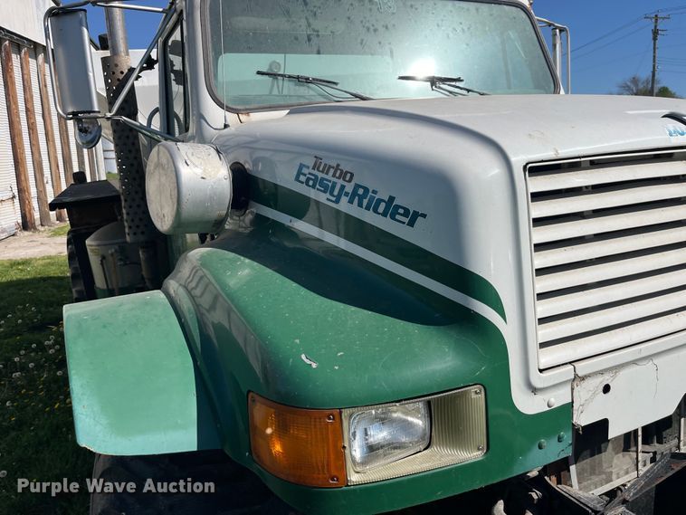 image for item LD9430 1990 International  4900 spreader truck