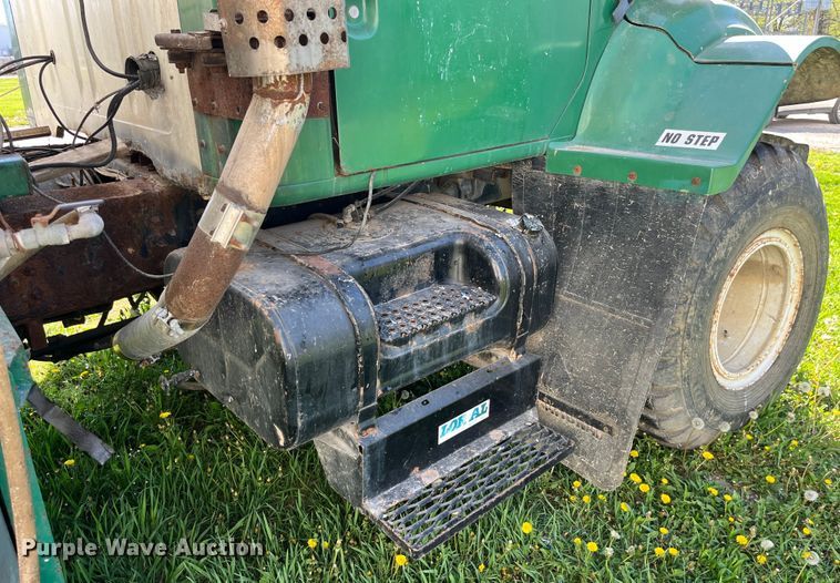 image for item LD9430 1990 International  4900 spreader truck