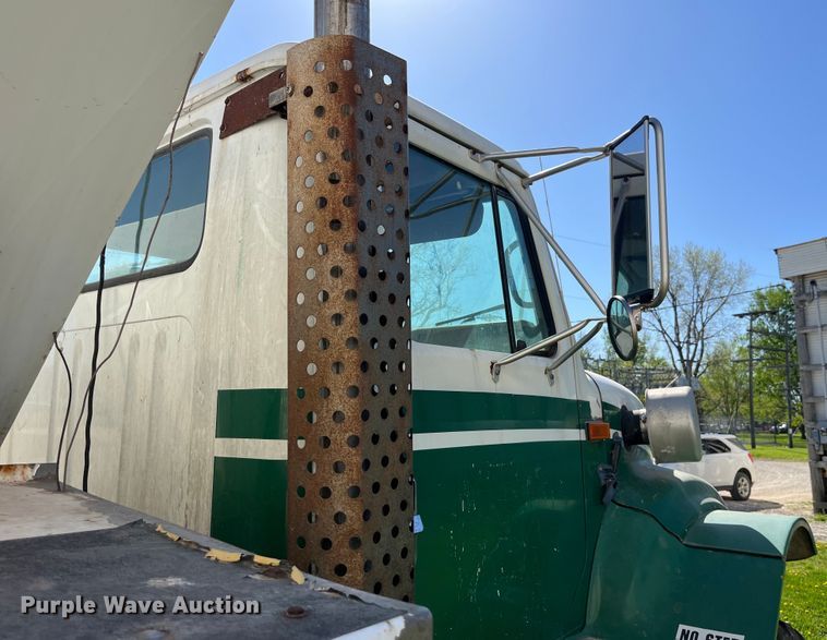 image for item LD9430 1990 International  4900 spreader truck