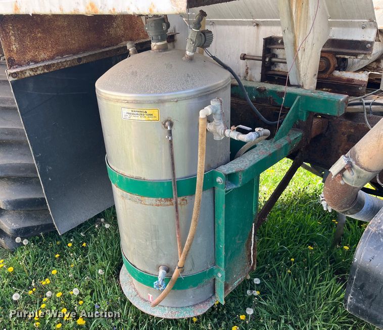 image for item LD9430 1990 International  4900 spreader truck