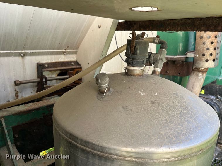 image for item LD9430 1990 International  4900 spreader truck