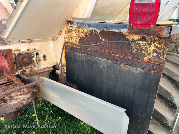 image for item LD9430 1990 International  4900 spreader truck