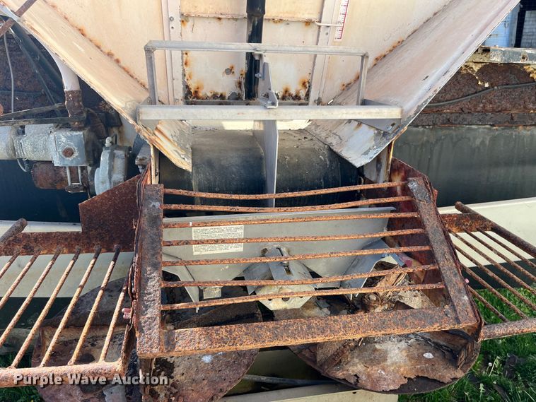 image for item LD9430 1990 International  4900 spreader truck