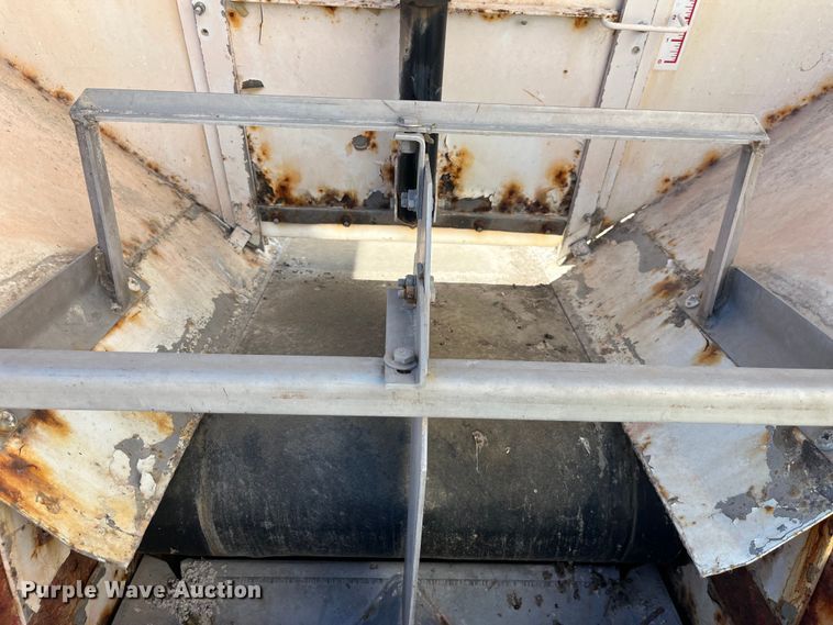 image for item LD9430 1990 International  4900 spreader truck