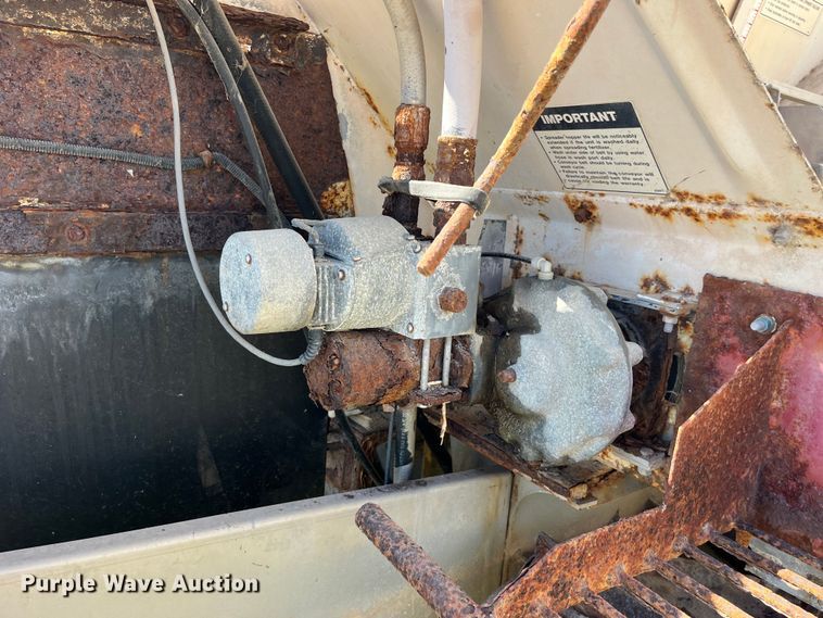 image for item LD9430 1990 International  4900 spreader truck