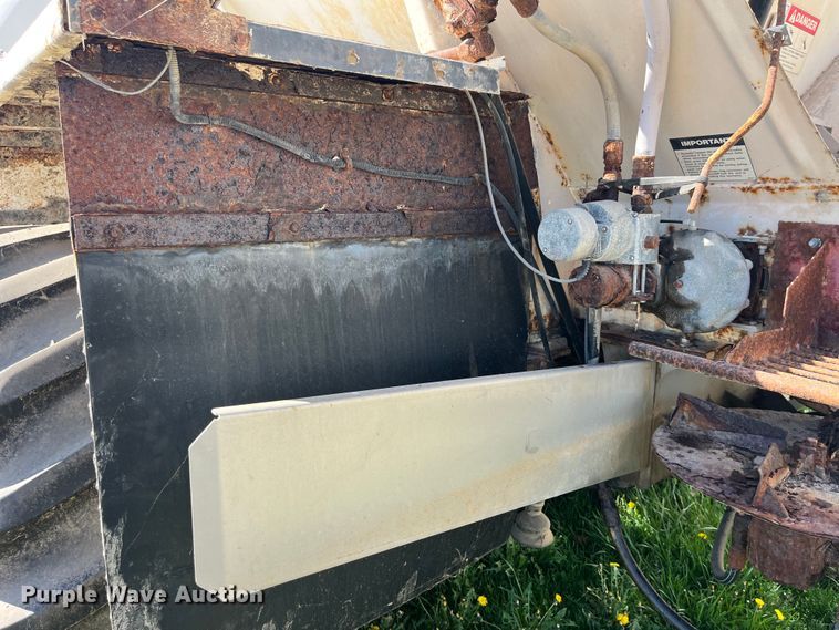 image for item LD9430 1990 International  4900 spreader truck