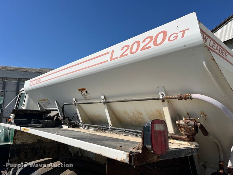 image for item LD9430 1990 International  4900 spreader truck