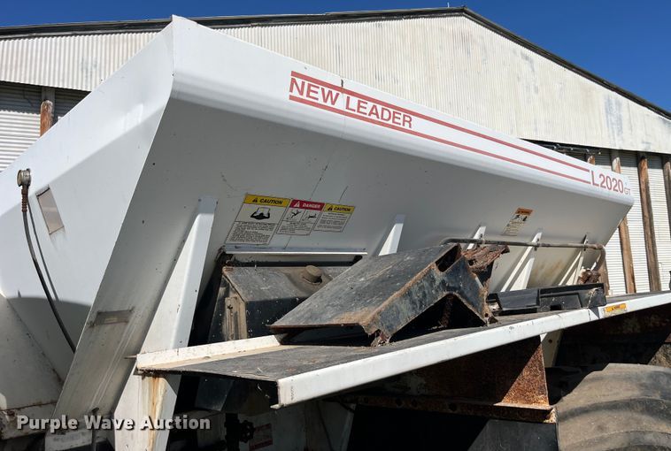 image for item LD9430 1990 International  4900 spreader truck