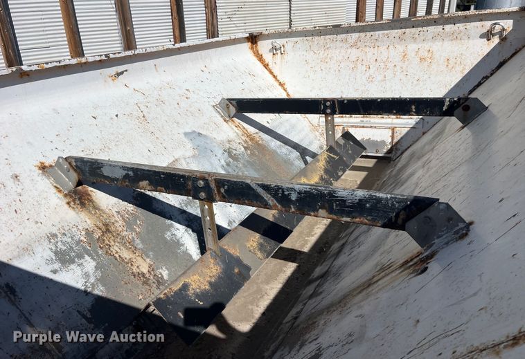 image for item LD9430 1990 International  4900 spreader truck