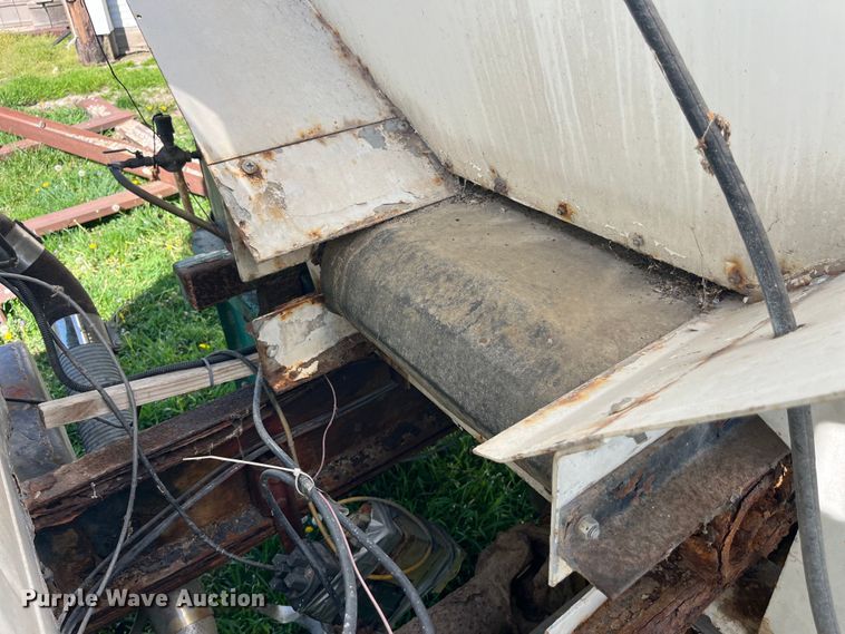 image for item LD9430 1990 International  4900 spreader truck