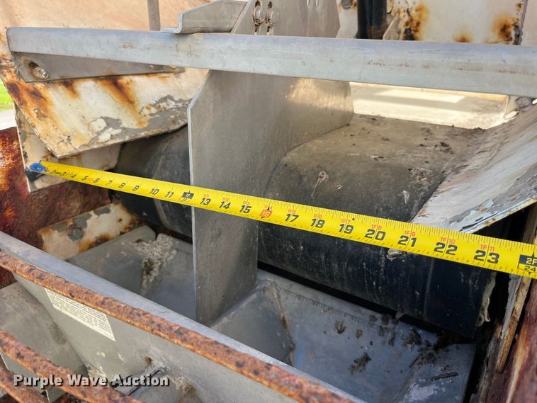 image for item LD9430 1990 International  4900 spreader truck