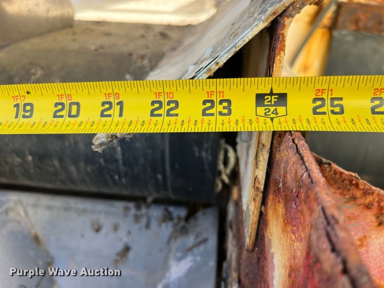 image for item LD9430 1990 International  4900 spreader truck