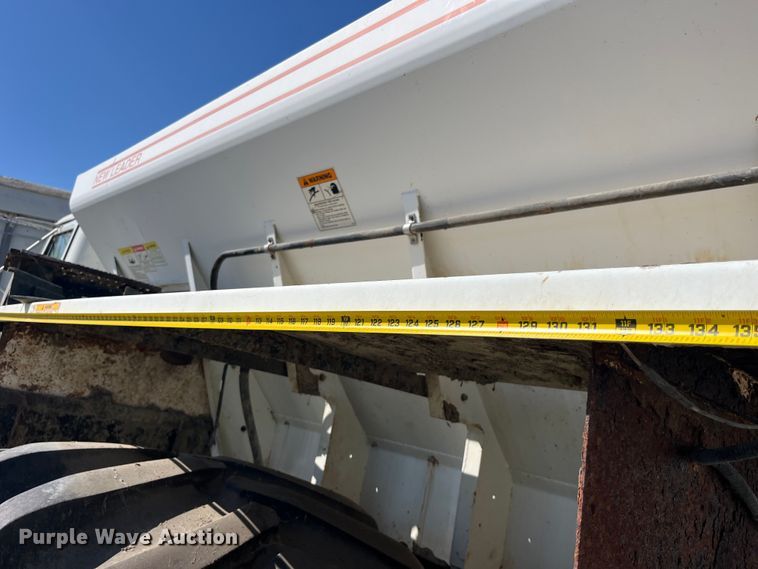 image for item LD9430 1990 International  4900 spreader truck