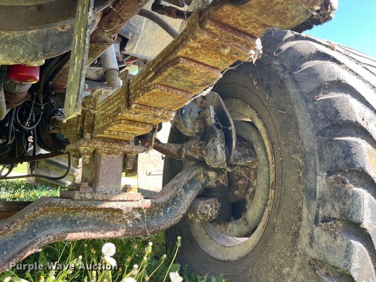 image for item LD9430 1990 International  4900 spreader truck