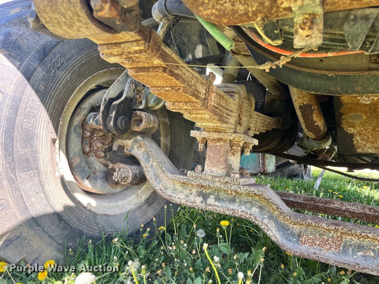 image for item LD9430 1990 International  4900 spreader truck