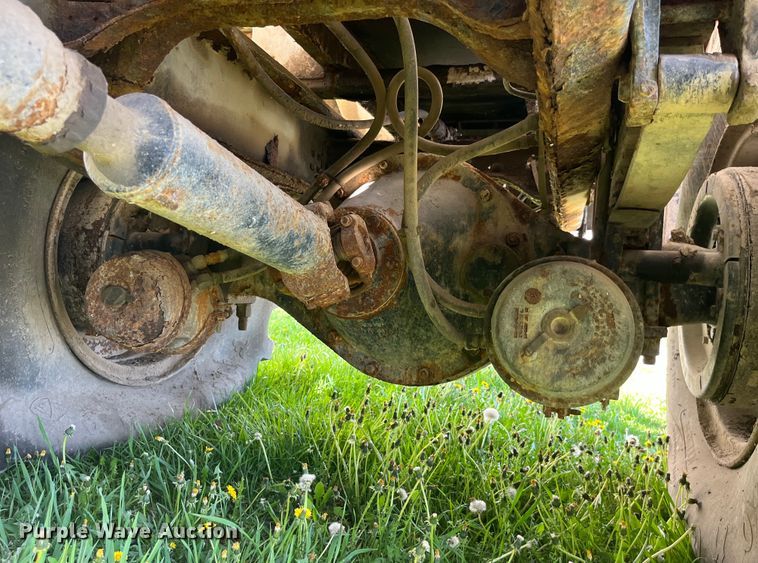 image for item LD9430 1990 International  4900 spreader truck